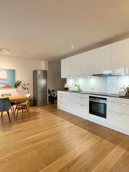 Neubau Moderne stilvoll  3-Zi.-Wohnung 2 Balkone – top-saniert, mit Aufzug & neuer Küche — photo 1